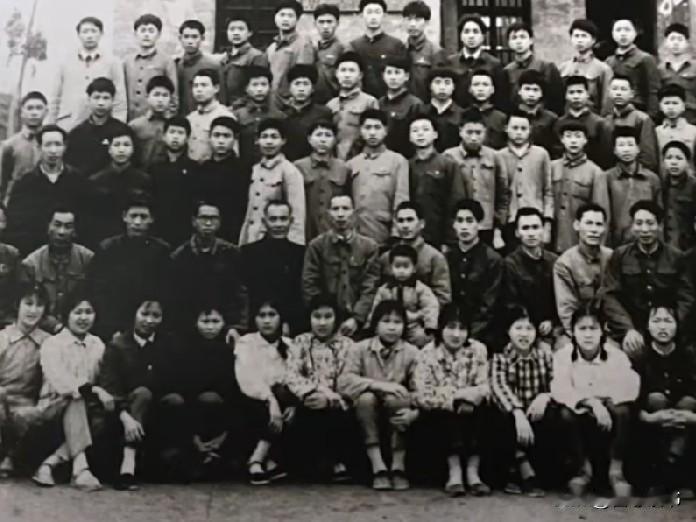 一九八零年，我们匆匆毕业。从此再也没有见过，黑白相片定格青葱少年，那时的自己懵懂