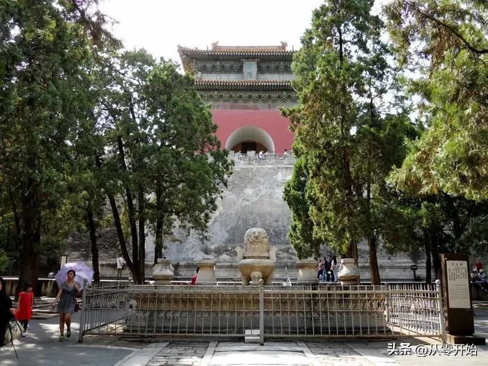 开挖定陵，和《沁园春·雪》没有任何关系，不存在“对老朱家有仇恨”这种说法。
 