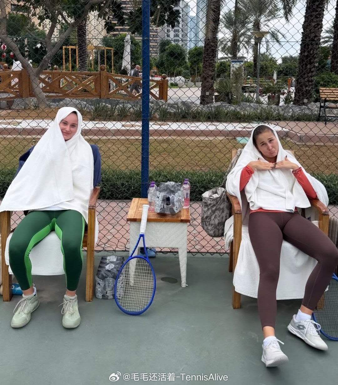 乌兹别克斯坦球员库德梅托娃和拉希莫娃一起训练。