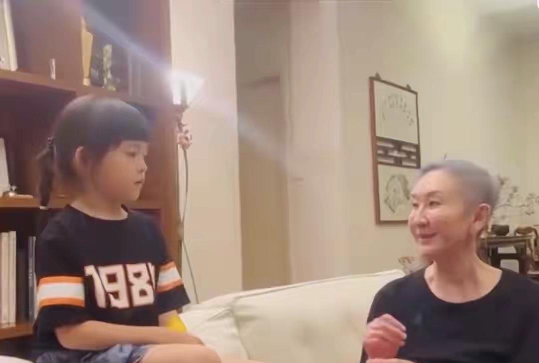 施南生对男人不遵守丁克的誓言并不反感，不然也不会去尔冬升的家里做客，跟孩子玩了。