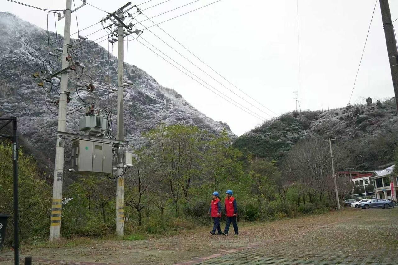 风雪无阻保供电！国网鄠邑区公司初雪天织密“安全+采暖”防护网
受冷空气影响，11