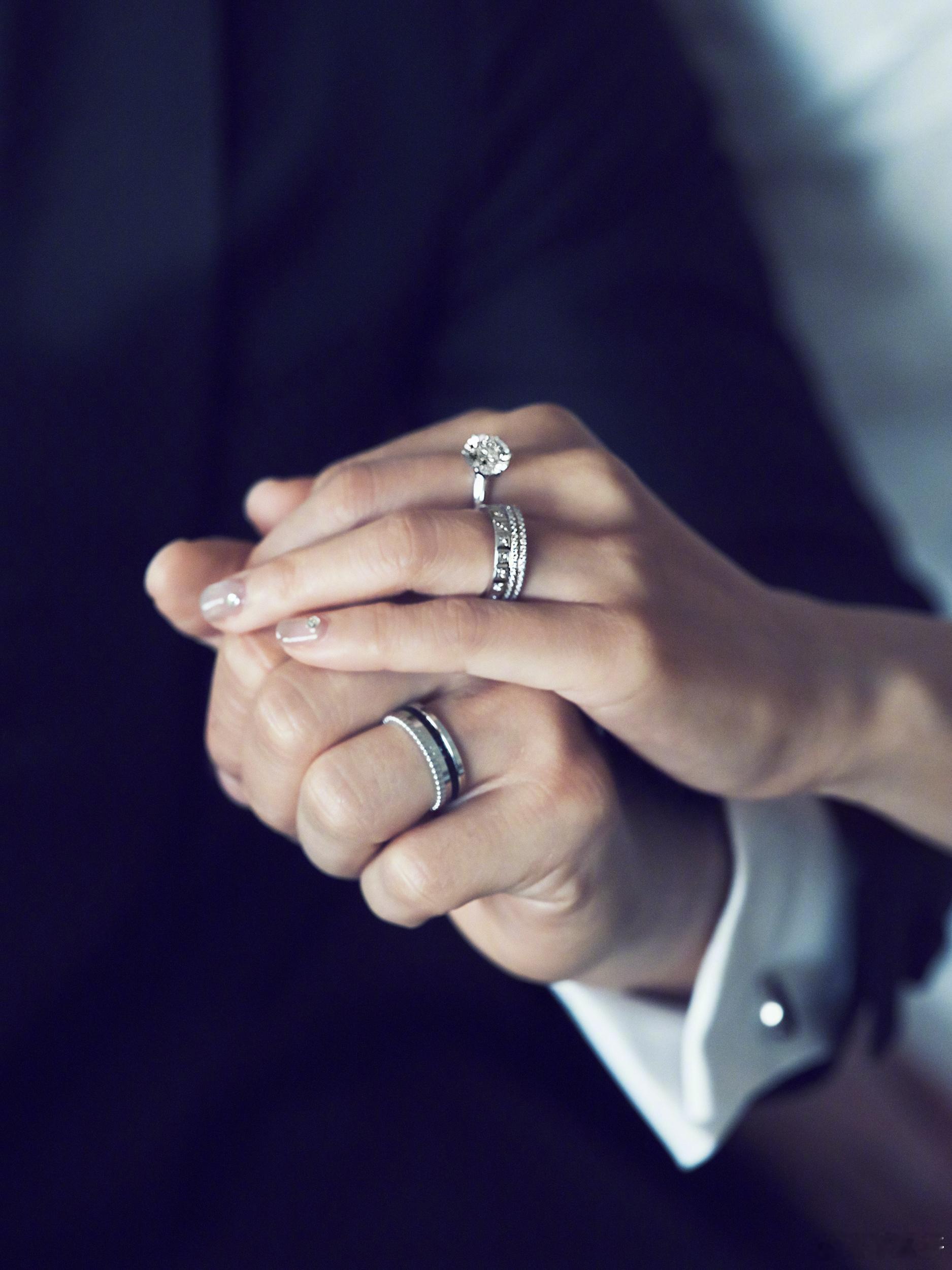 蔡卓妍结婚 蔡卓妍官宣结婚，看照片就能感受到两人的甜蜜啦~姐姐要永远幸福呀