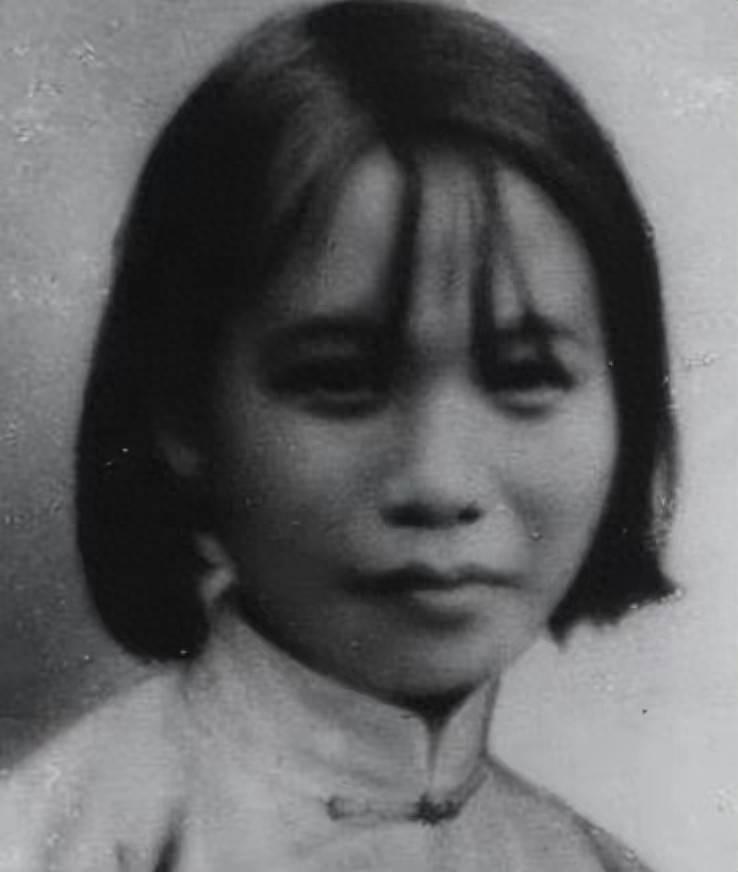 1943年，日寇把许如梅绑在村口的大树上，赶来附近的群众围观。不料，当敌人无耻地