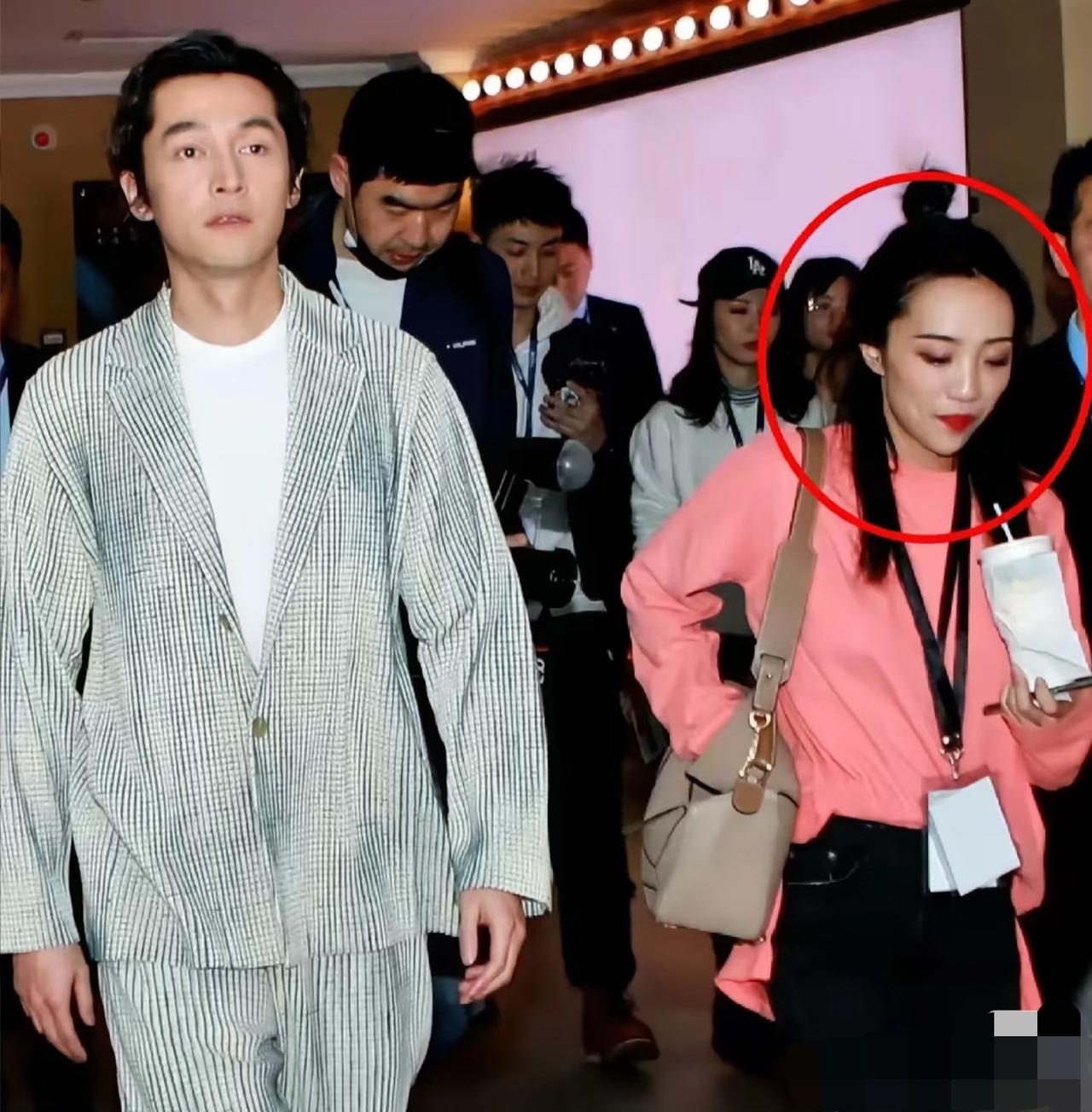 我最佩服的，
还得是胡歌的老婆黄曦宁了，
倒不是因为她嫁给了偶像，而是我发现她真