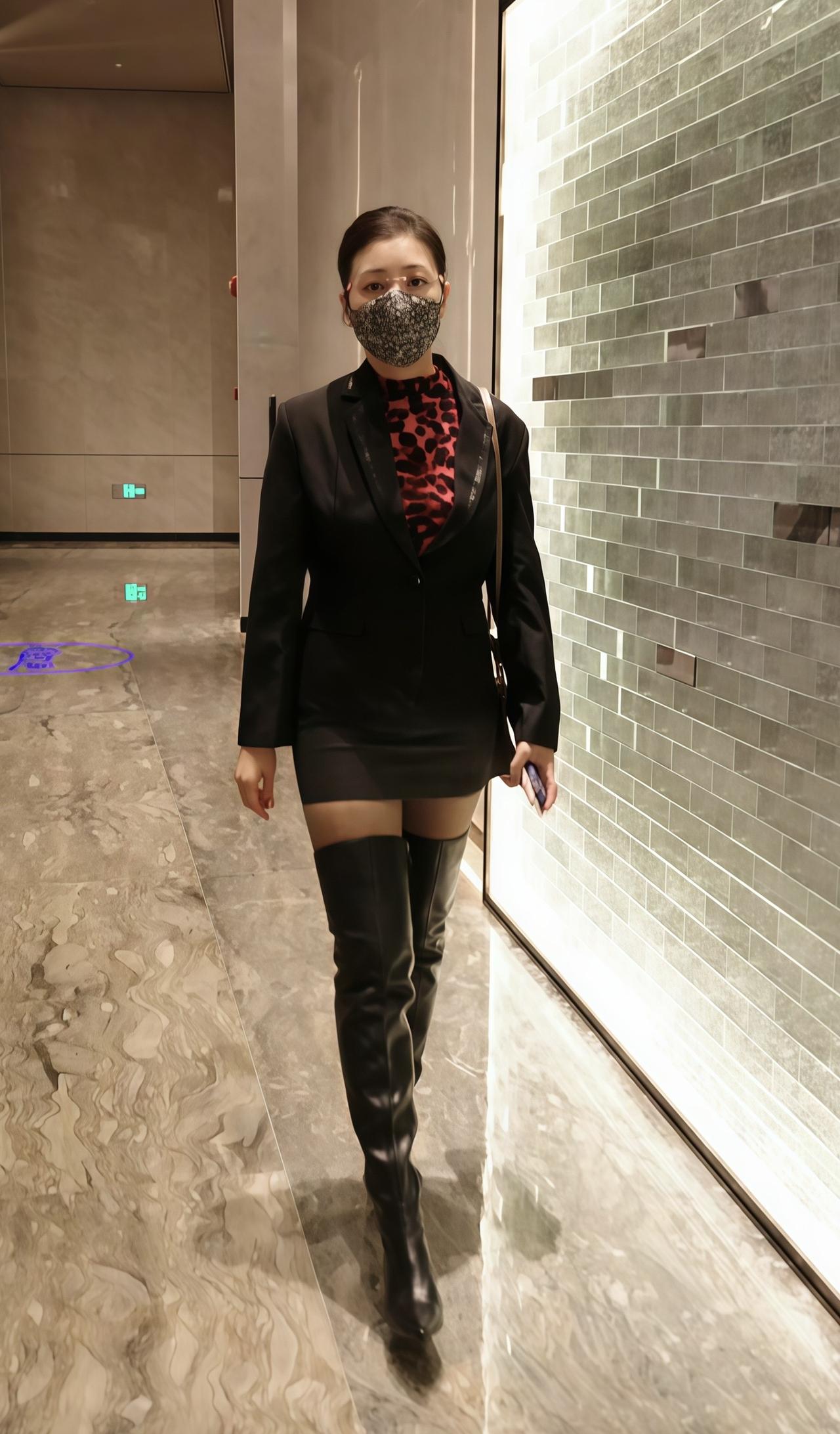 气场全开！女人穿上长筒皮靴就是最性感的存在，万里挑一，行走的荷尔蒙。气场全开 气