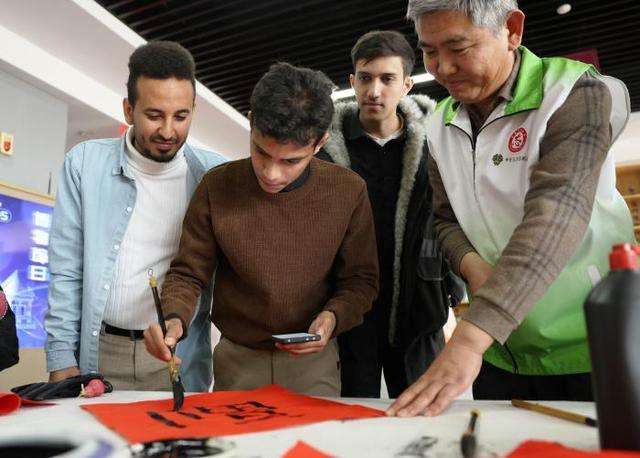 滨州：国际友人共赴“博物馆里的中国年”