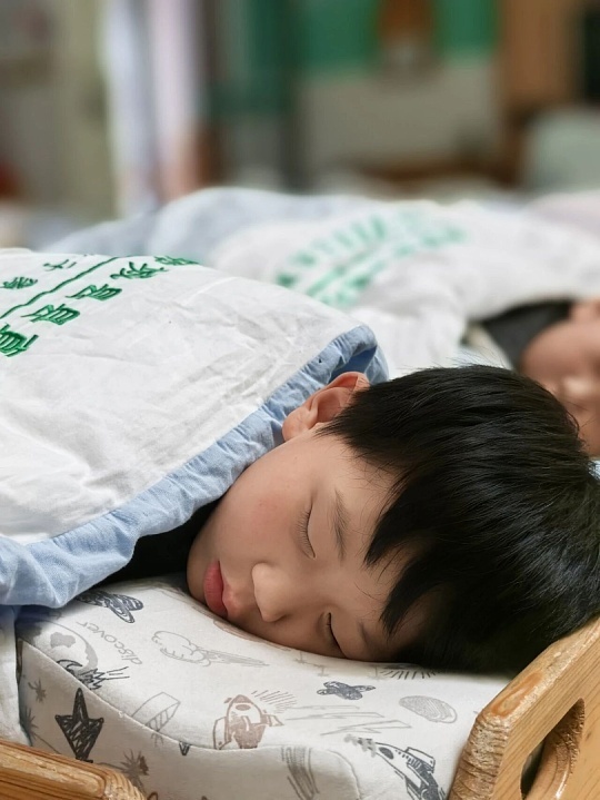 医生建议中午用晒太阳代替午休医生建议中午用晒太阳代替午休，并非完全取消休息，而是