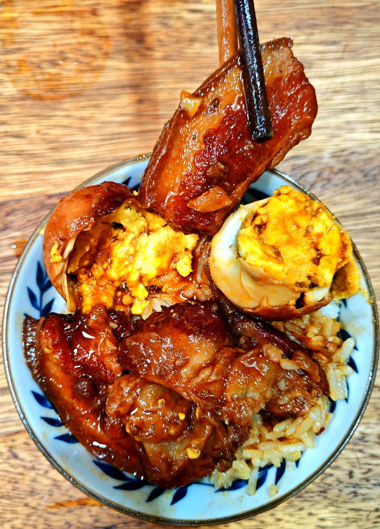 好吃的家庭版把子肉，看得口水直流，一口下去根本停不下来！
食材:五花肉、鸡蛋、青