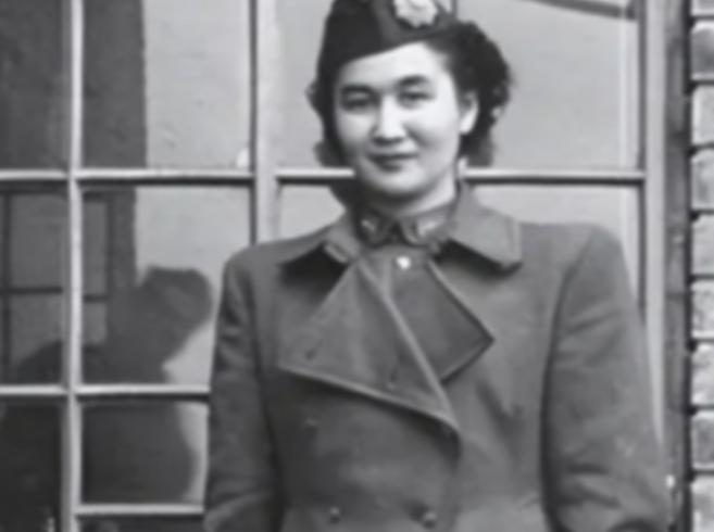 1940年，地下党康乃尔正在重庆茶楼打牌，一名军统女特工突然拍了拍他的肩膀，递了