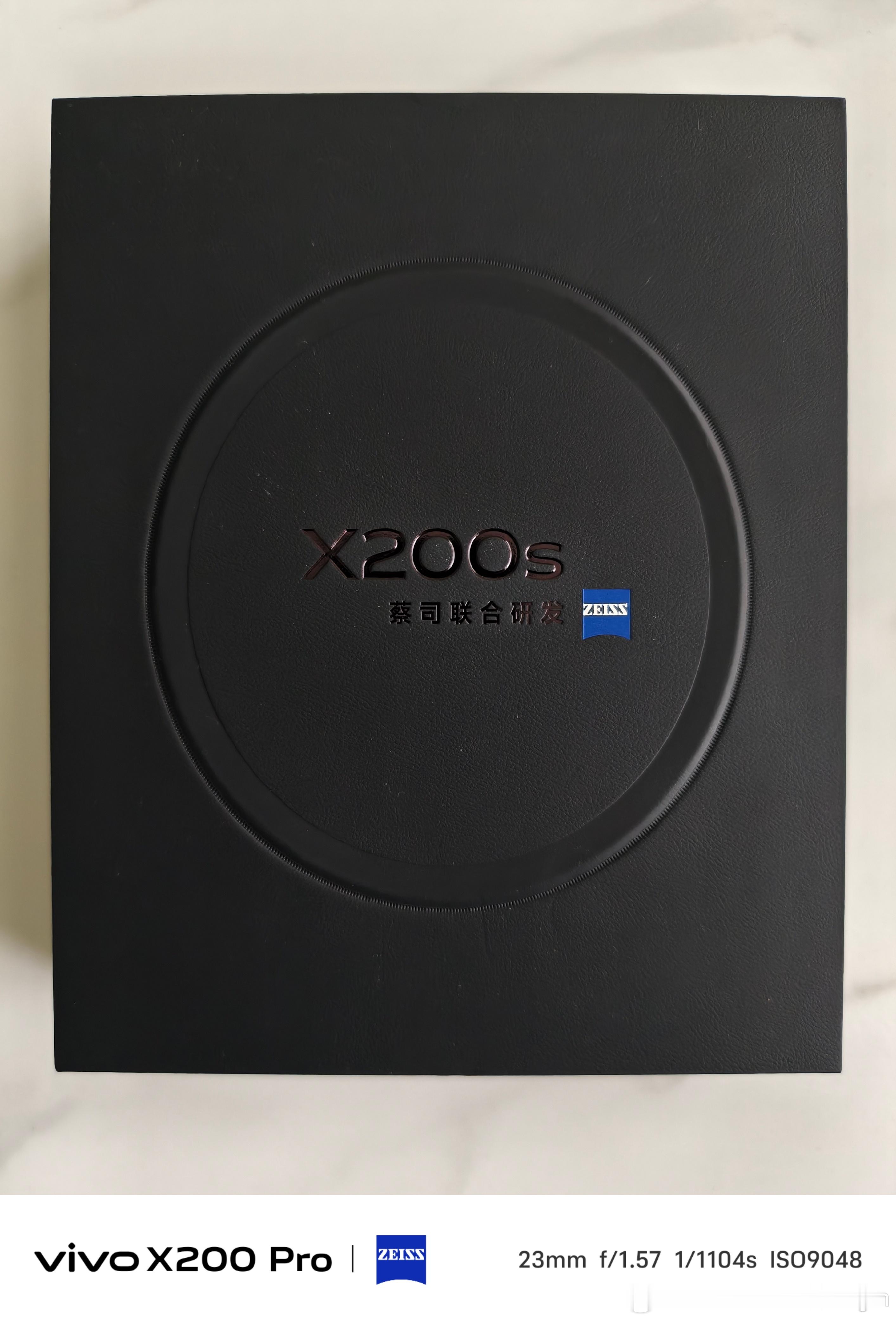 又买了一台VIVO，这次是X200S。尺寸小一点，容易收纳。[二哈]vivo[超
