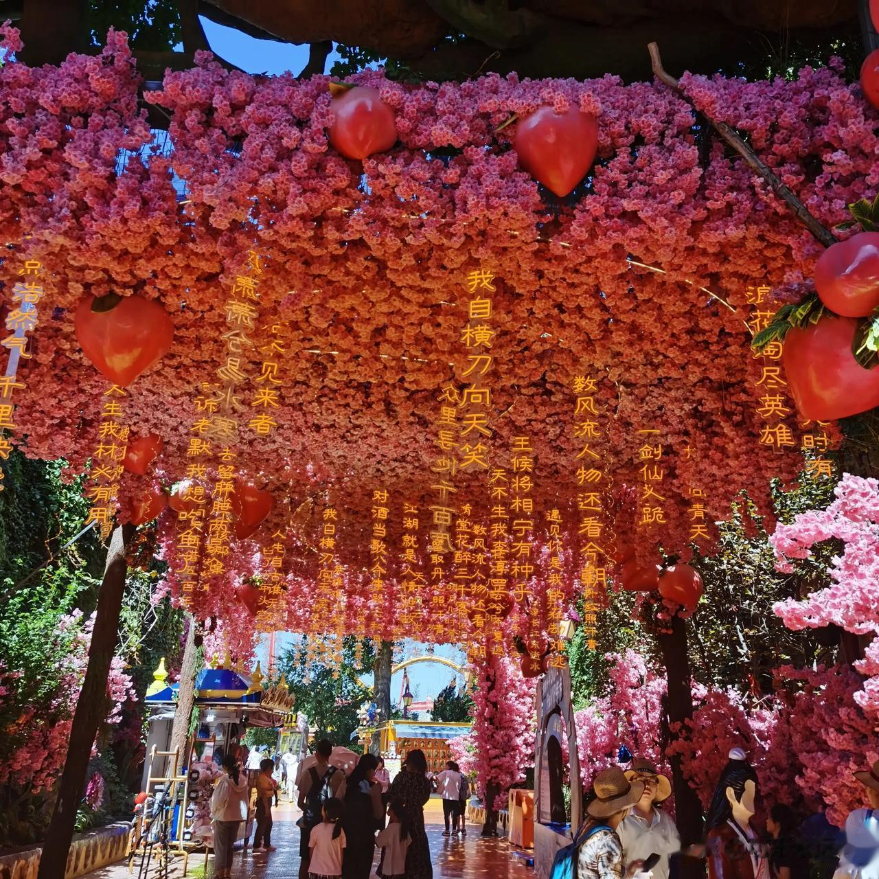  
冬是孤独，夏是离别，春是两者之间的桥梁，惟独秋，渗透所有的季节。