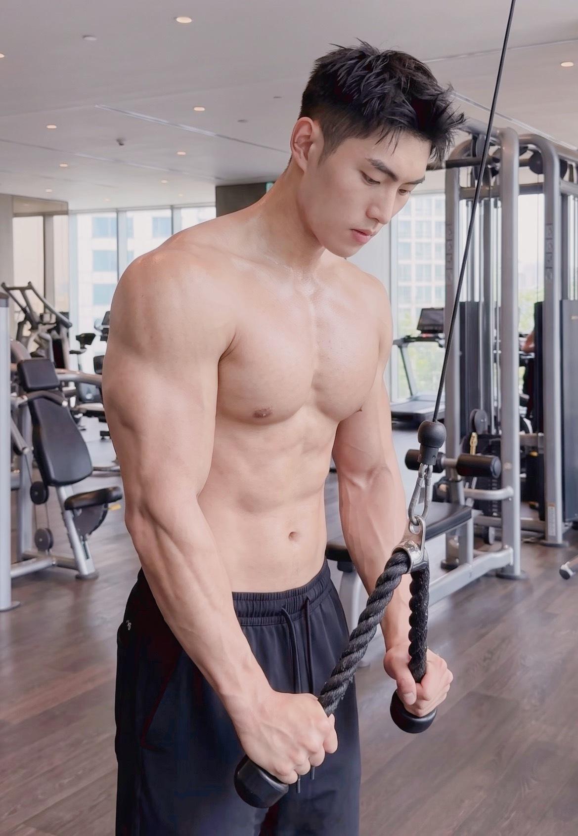 型男帅哥窝[超话]  健身型男 ​​​
