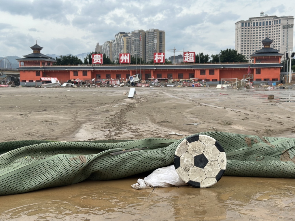 图集｜直击抗灾现场：不只“村超”球场，榕江县城也被淤泥“糊住