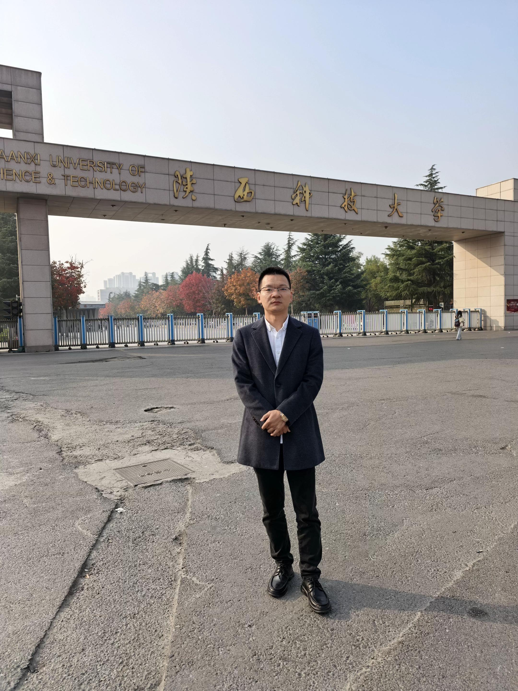 再见母校。在离开西安前，总要回母校看一眼。打车过来，和司机聊天，司机问...