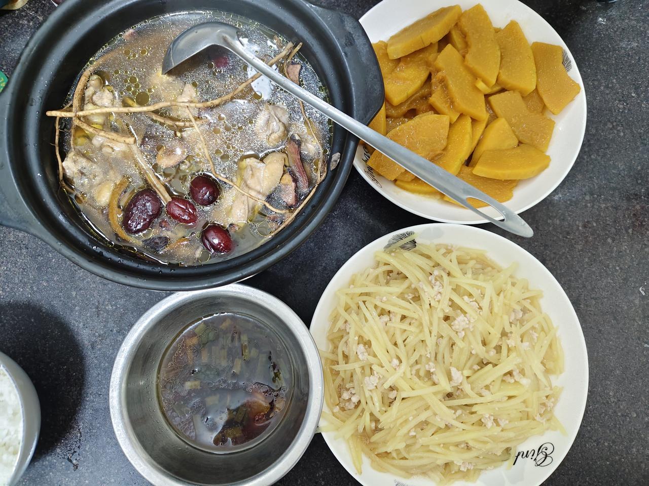 开饭啦~ 今日晚餐莫氏鸡煲、清炒南瓜、肉沫土豆丝~