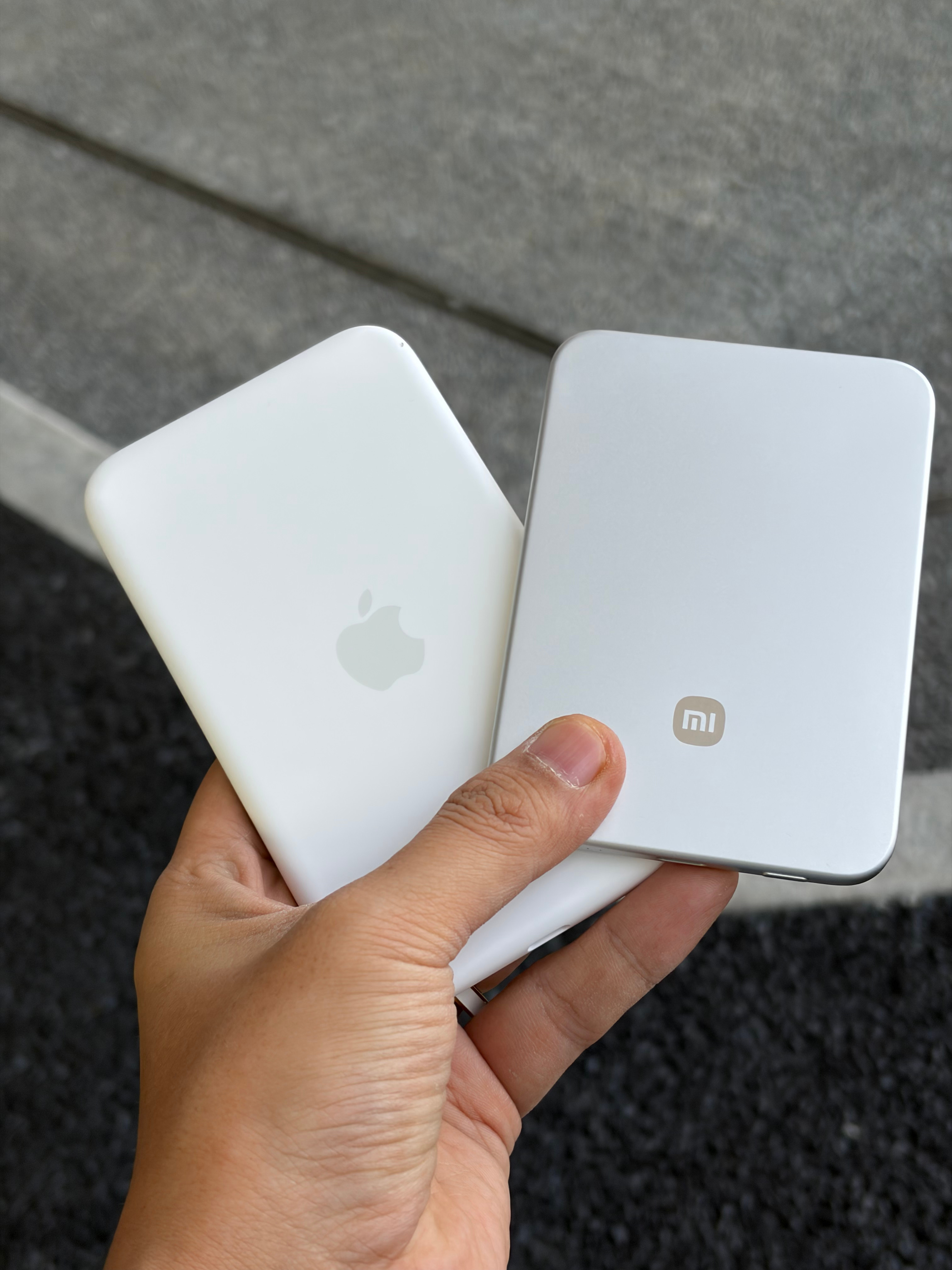 出差，主力机用 iPhone Air 带着小米金沙江磁吸充电宝和苹果 Magsa