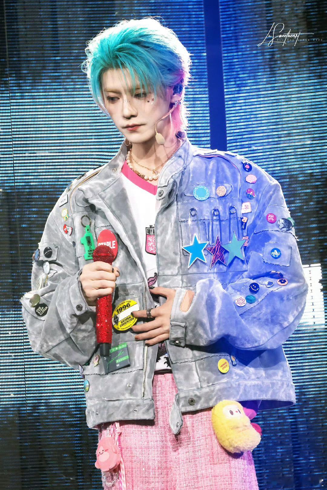 鹿晗小星星亮片妆 呜呜真是被鹿晗美晕了好吗？今晚的小星星亮片妆一整个让人美到昏厥