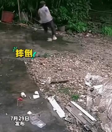 冷漠是一把无形的刀子！有时比闹点矛盾更刺痛人心！妻子不小心摔倒在自家门前的泥路上