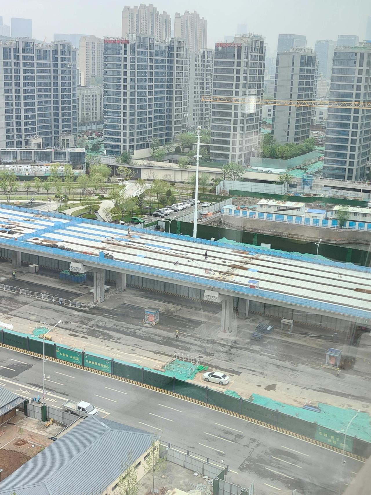 济南凤凰路高架桥！这是在银丰玖玺城六期上和院看凤凰路高架的视野！西边的楼盘就是凤