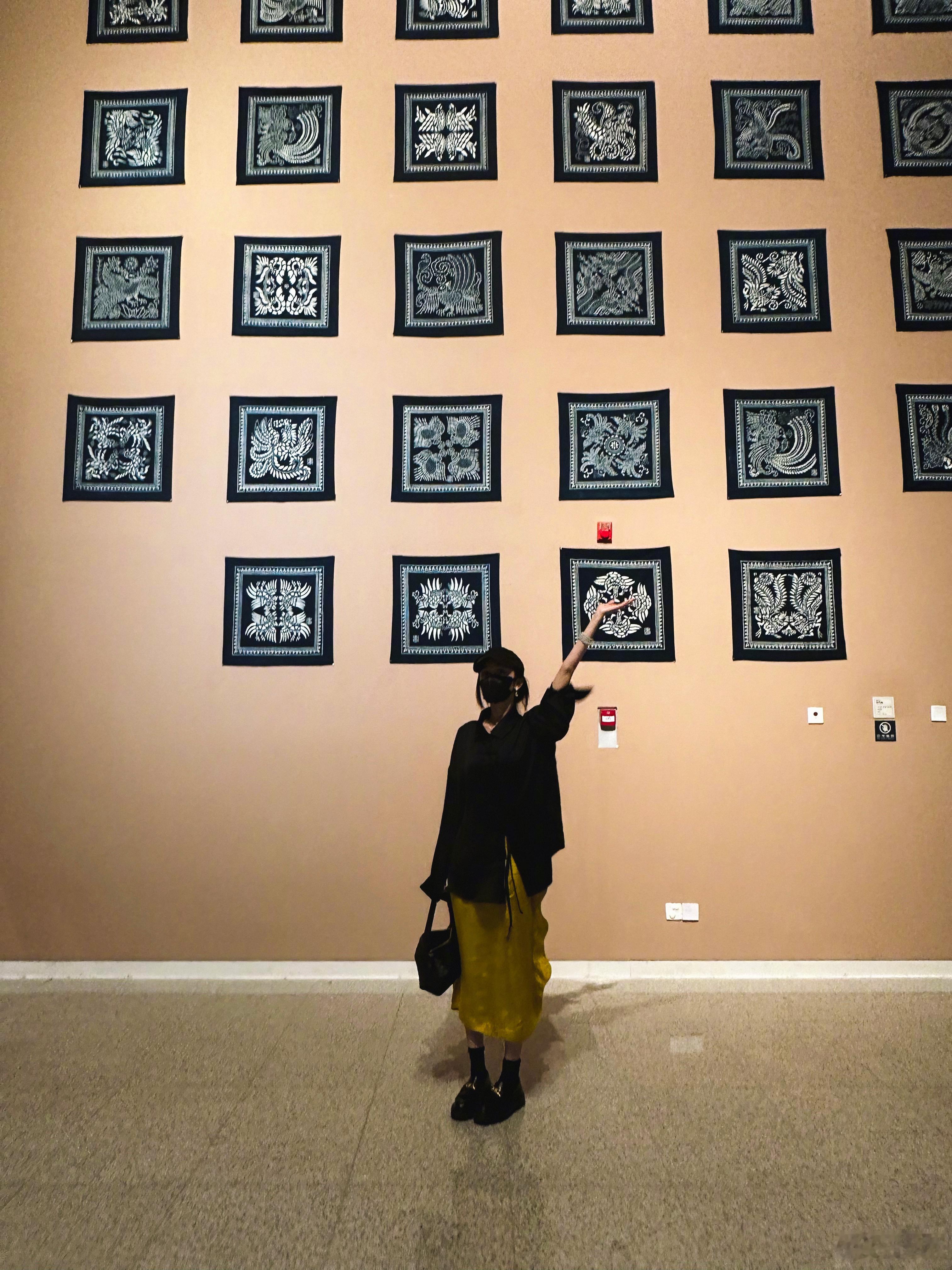 杨幂[超话]ym杨幂宁绣绣 朝雾似薄荷糖融化在林间，鸟鸣衔来光的金线。推窗那一刻