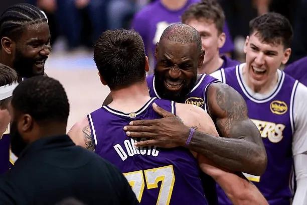 皮尔斯这脸被打的，也是啪啪啪地响！
湖人低迷那段时间，皮尔斯就公开表示说，湖人无