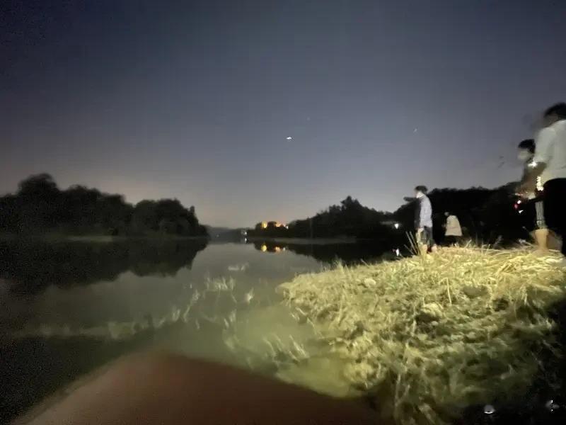 户外电鱼，这事儿听起来刺激，但你知道背后藏着多大的雷吗？就在12月13日，“邻居