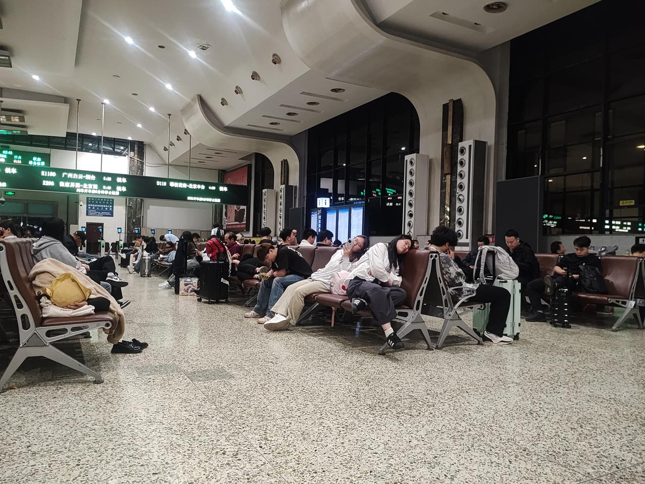 郑州火车站：深夜三点，南来北往，皆是为生活奔波的旅人。