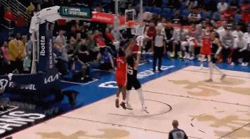NBA赛场镜头：锡安这个空接果然极富想象力，借用黑土那句话：你太有才了！
   