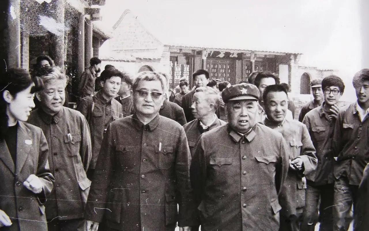 1982年，​原广州军区司令员许世友将军（前右一）来到曾经指挥解放长岛战役中的蓬