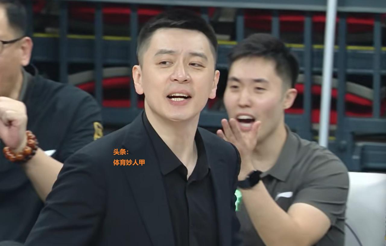 严惩杨鸣！摸裁判屁股，无理取闹，导致比赛中断3分钟，球迷：等着CBA追加处罚。