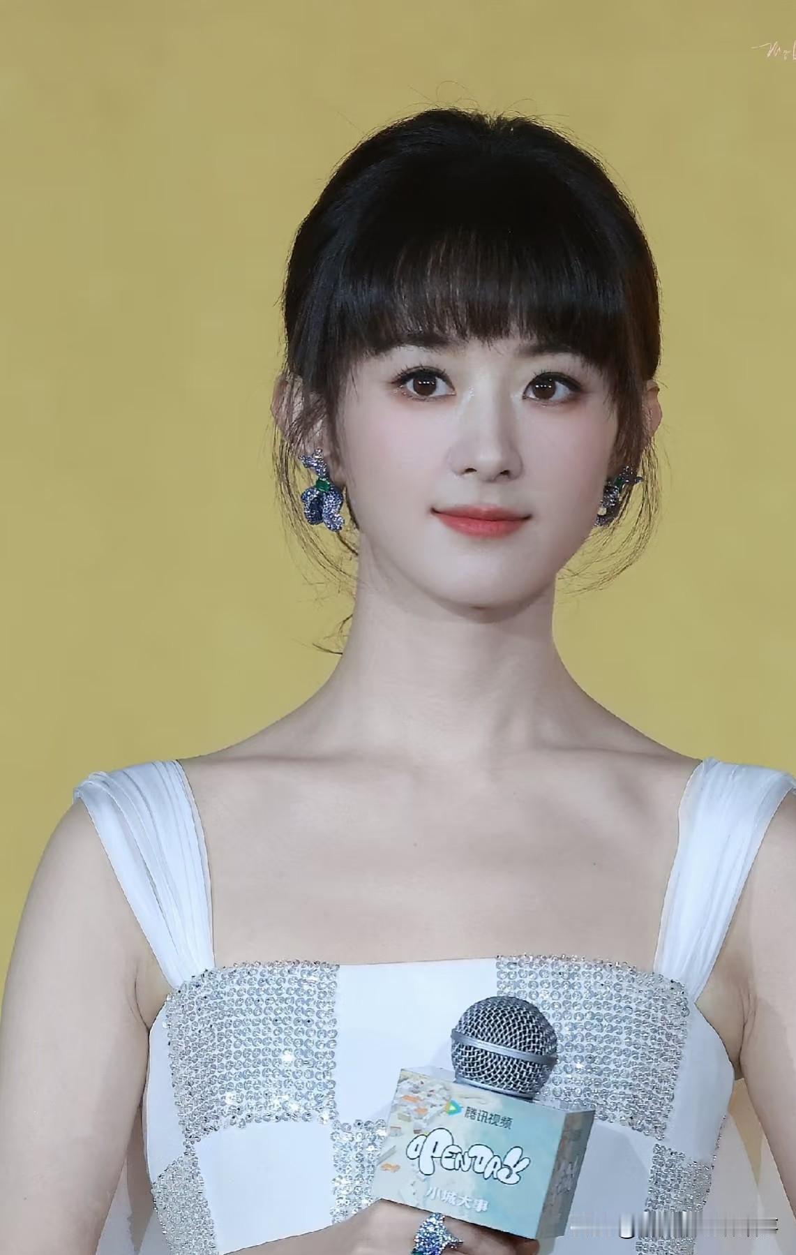 赵丽颖新造型一出，评价直接两极分化，有人吐槽有人狂夸。
 
吐槽的直呼看不懂造型