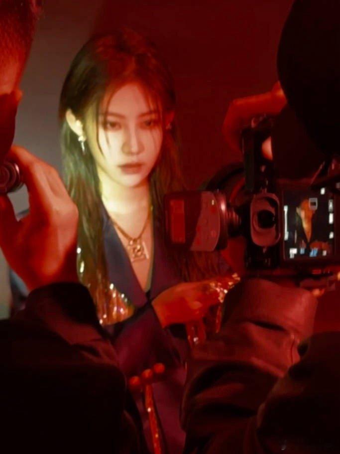 袁一琦把流光穿身上了 袁一琦今晚是行走的流光本光吧！礼服上的光泽随动作流动，既有