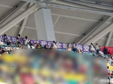 马嘉祺最长的灯牌跨了四个区 马嘉祺永远是舞台上的焦点，台下横跨四个区的灯牌更是最
