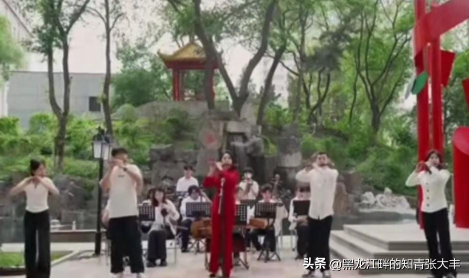 中国国民的好闺女孙楚泊回到母校 —— 沈阳音乐学院，与学妹学弟们共同切磋民乐 …