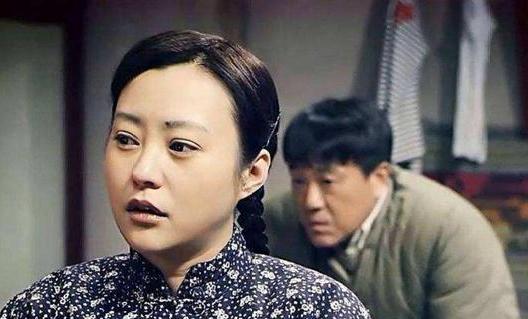 一次，主持人问郝蕾:“你家双胞胎长得这么像，你是怎么辨认他们两个的？”郝蕾说：“