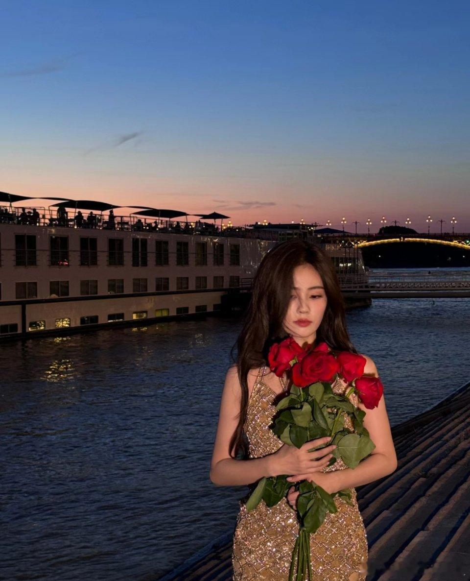 白鹿真的是明媚的大美女了，感觉真的有点大城市俏佳人的视觉感了 ​​​