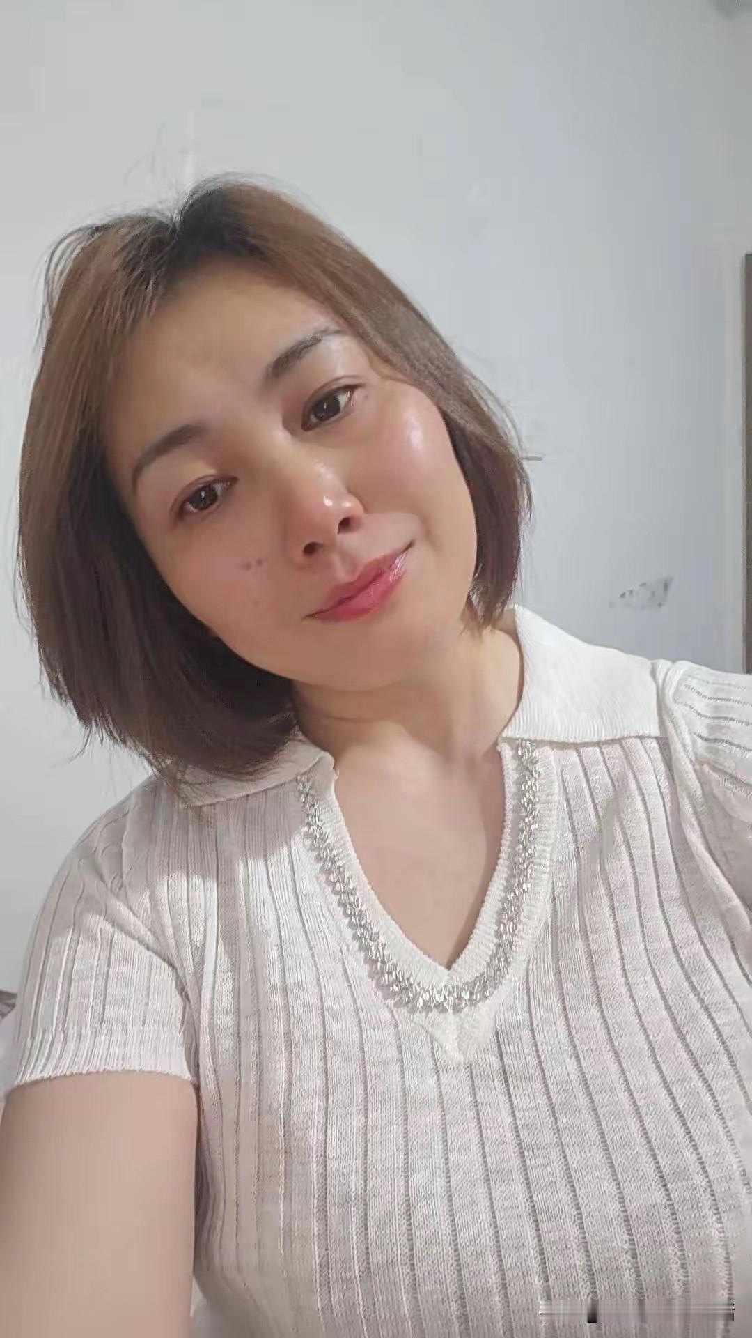 女人一定要活给自己看
不要在乎任何人对你的评价和看法
更加不要去看别人对你的眼光