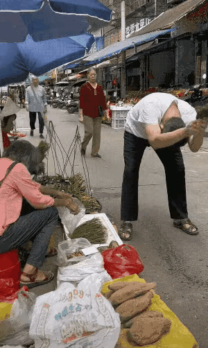真没见过能这么“抠门”的男人！买一把小葱把自己搞得精疲力尽，能省几分钱呢？
不至