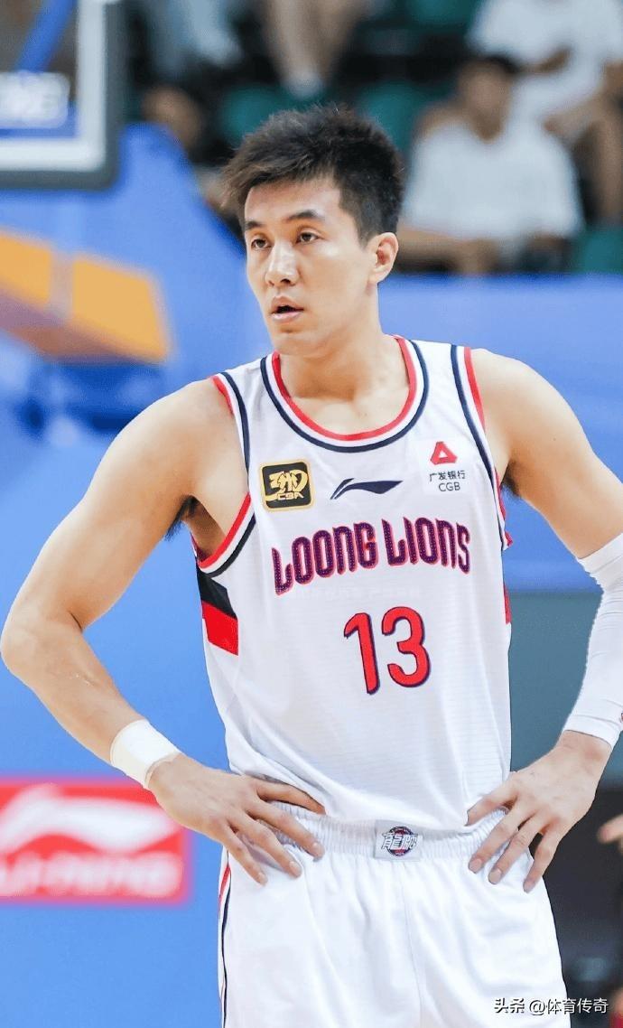 郭艾伦近些年伤病缠身，好像流年不利：
首先是腿伤。在加盟广州龙狮后及此次大伤前，