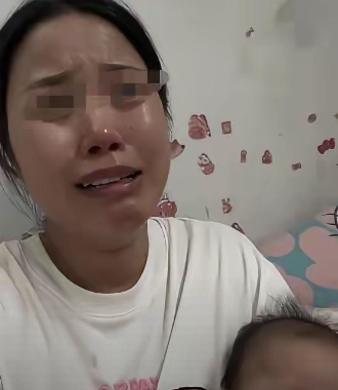 单亲妈妈收下那包零食，前夫转身就走，她忽然想起结婚时他连糖纸都舍不得扔。
那晚孩