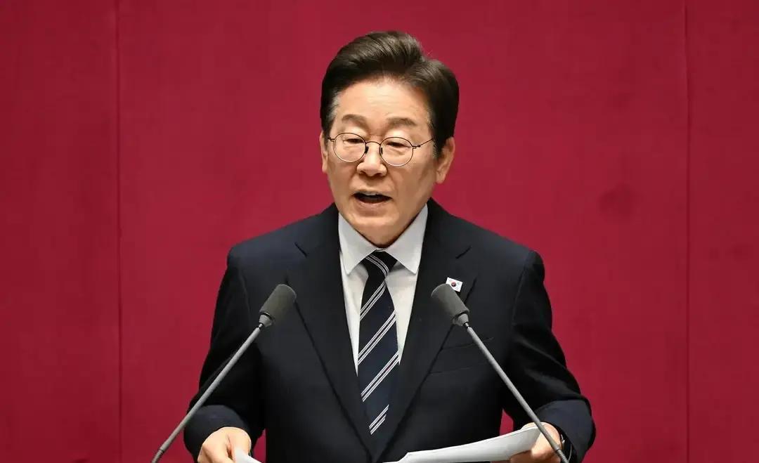 韩国这回在中日紧绷之间，选择了尽量不站队。
 
在接受日本媒体提问时，李在明说，