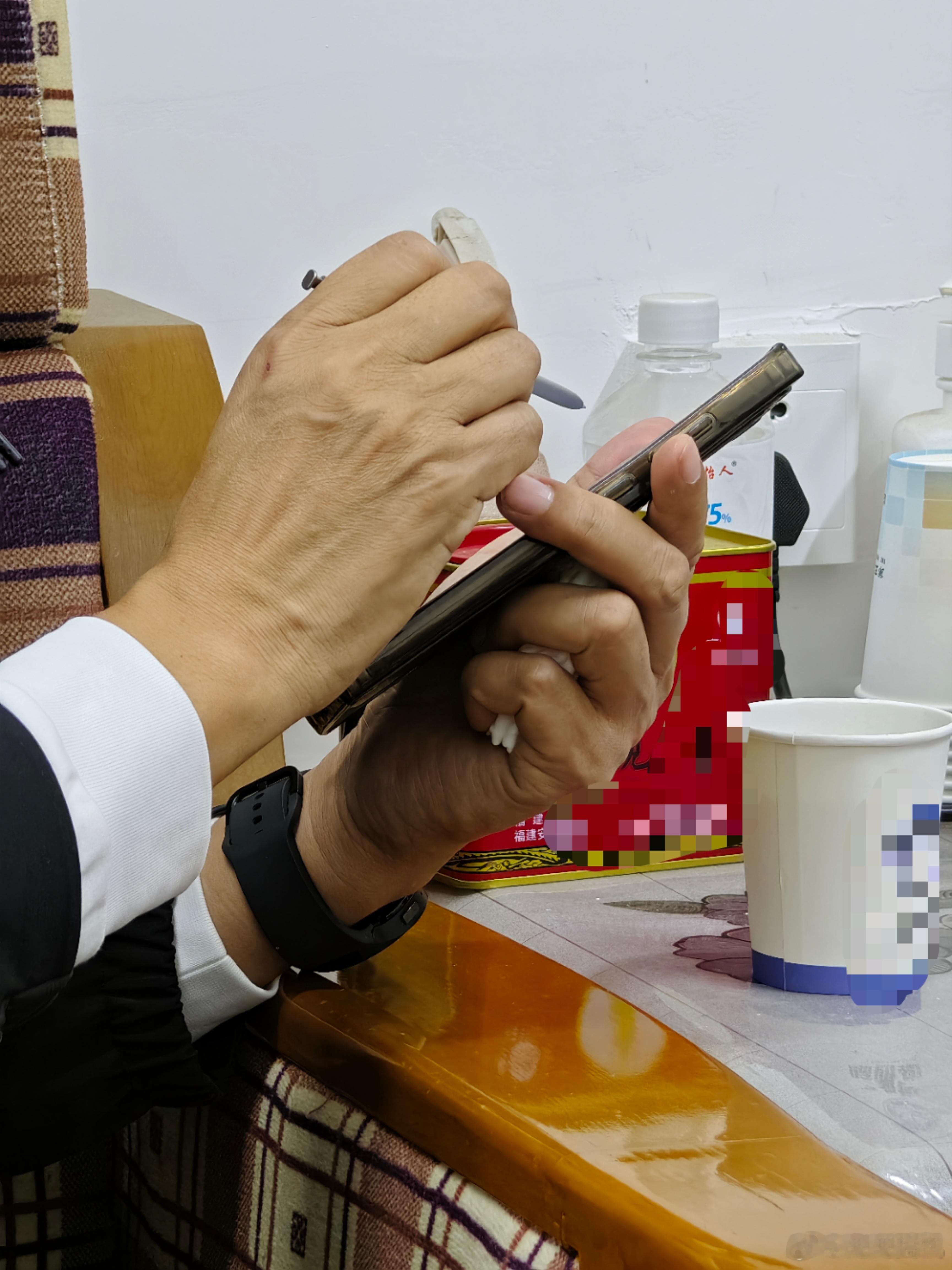 我叔喜欢三星 S 系列的唯一理由就是能随手拿起来手写笔记下聊天内容[允悲] 