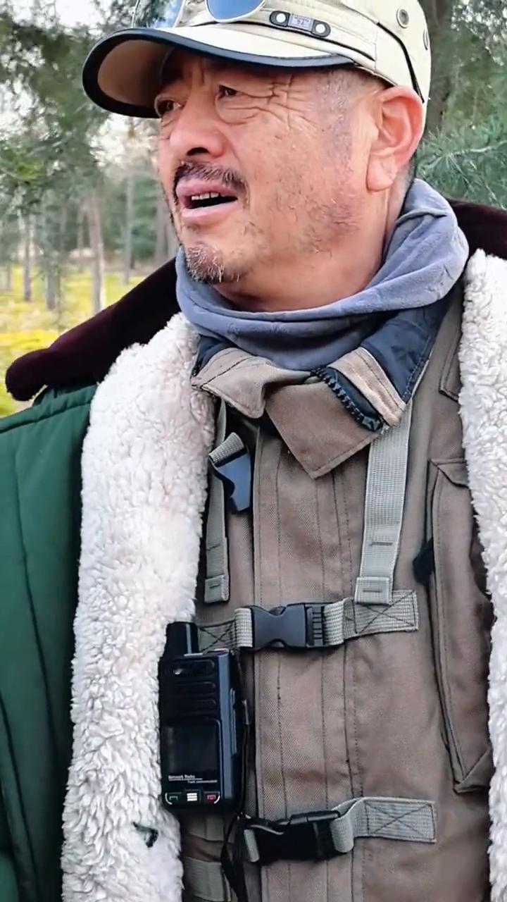 东天山骆驼队离洛前和蒋队长话别在斟郭大道。
丝路铸丰碑，豫哈结深情，真心难忘。