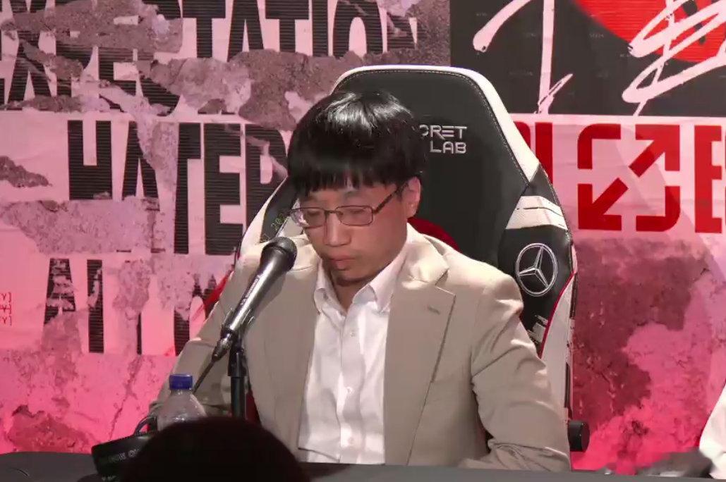 感觉他们一打比赛就头脑发昏不会玩游戏了，感觉缺个主心骨，23年是老大哥牙膏25年