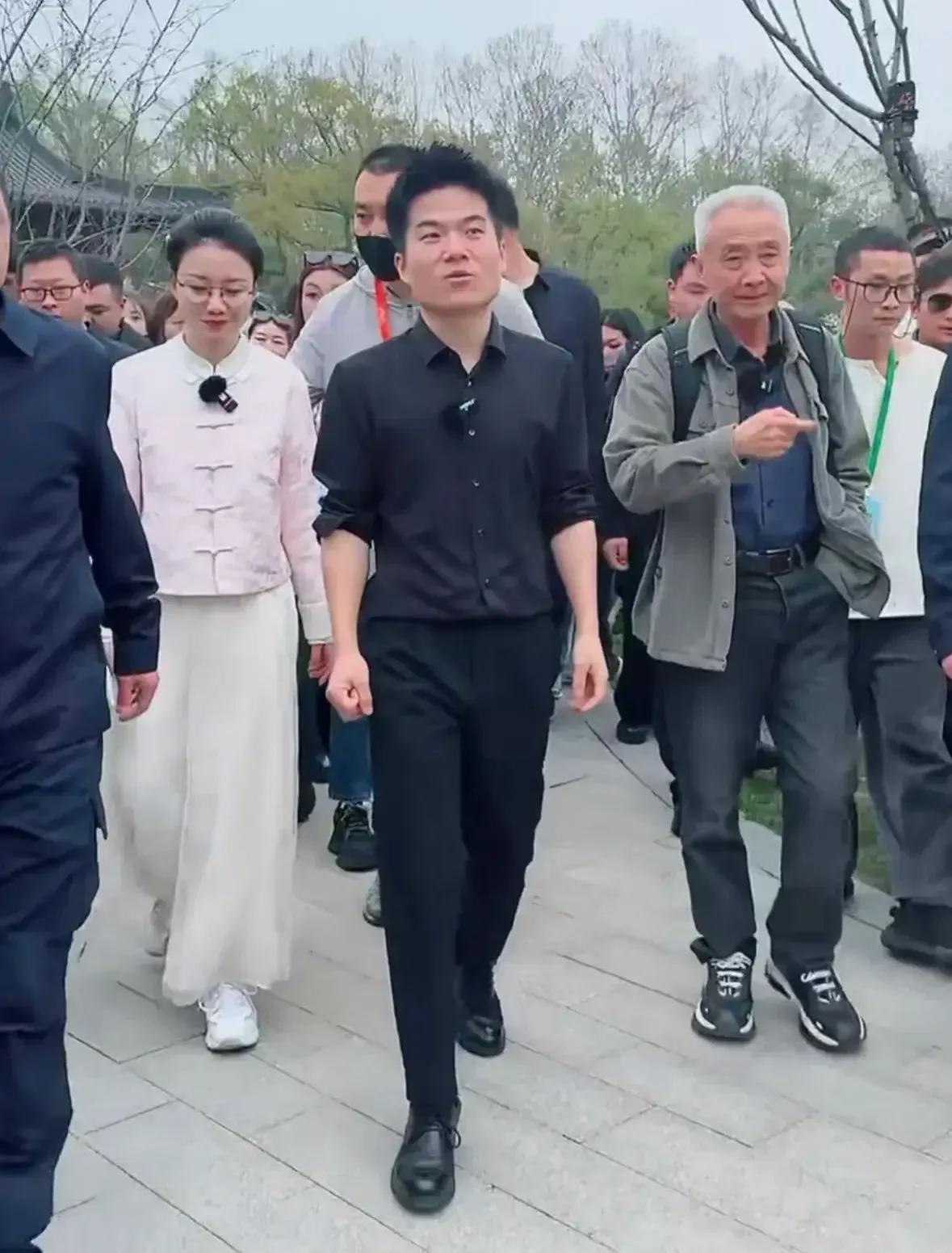 董宇辉最近可谓风头正劲啊！
你看这架势，非常有气魄…
就连戴教授也相形见绌了吧…