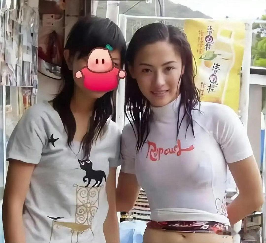 张柏芝早年和粉丝同框素颜出镜，五官精致度远超带妆状态，绝佳骨相果然名不虚传。 