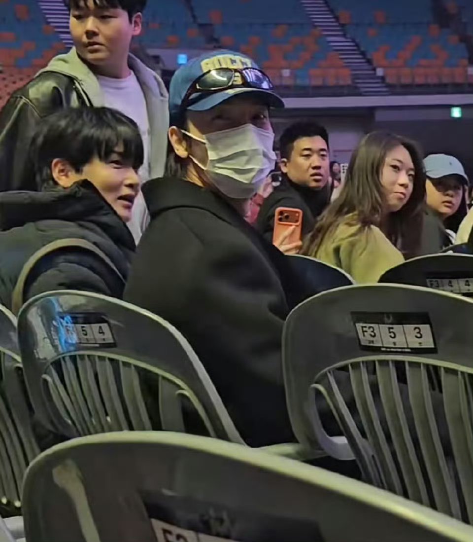 哇哦 姐姐演唱会去了好多人啊….宋雨琦中韩人脉这一块