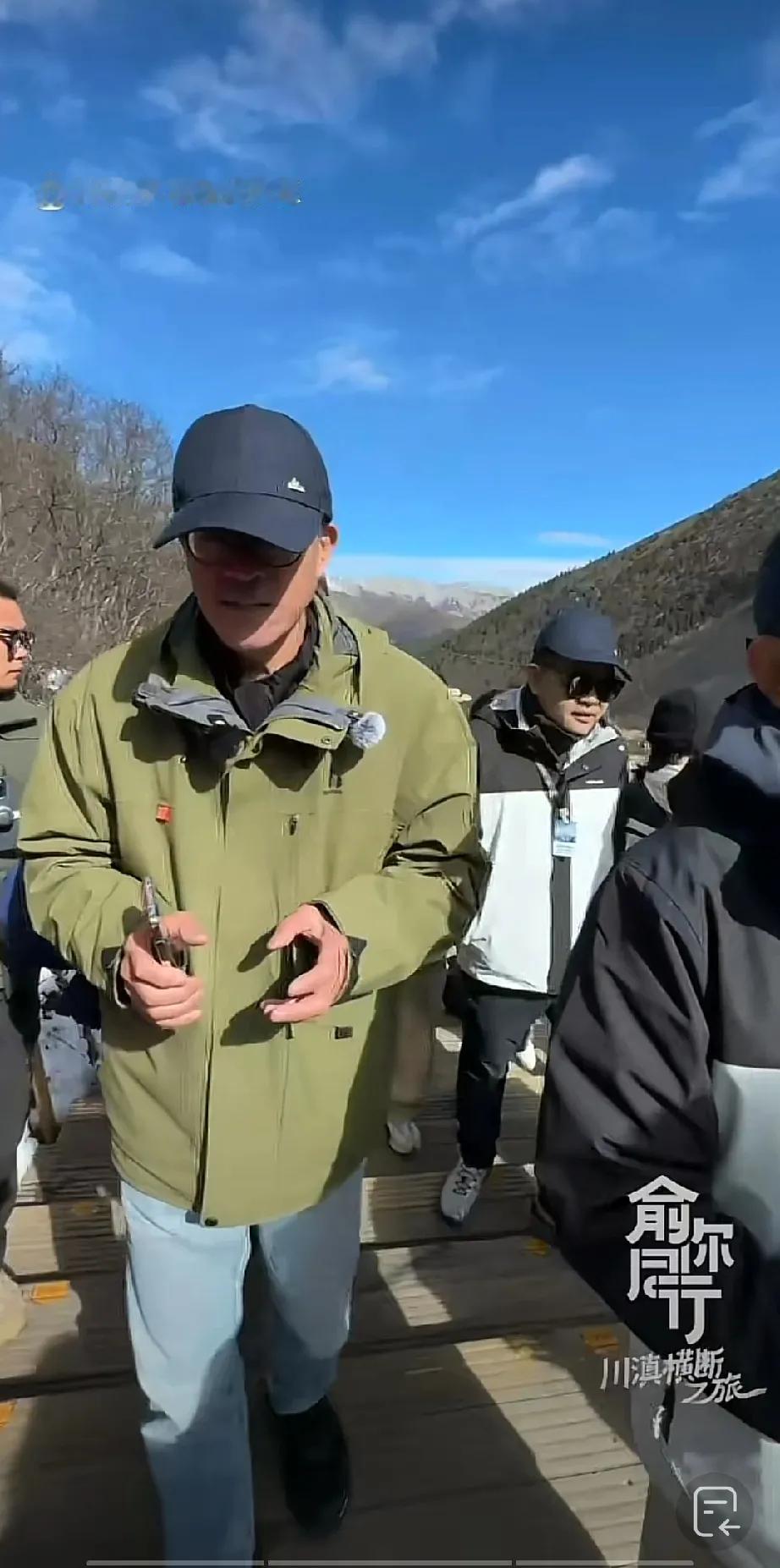 俞敏洪开始了新旅行，与众游客游览四川黄龙。


俞老师这精力真是不输年轻人，趁身