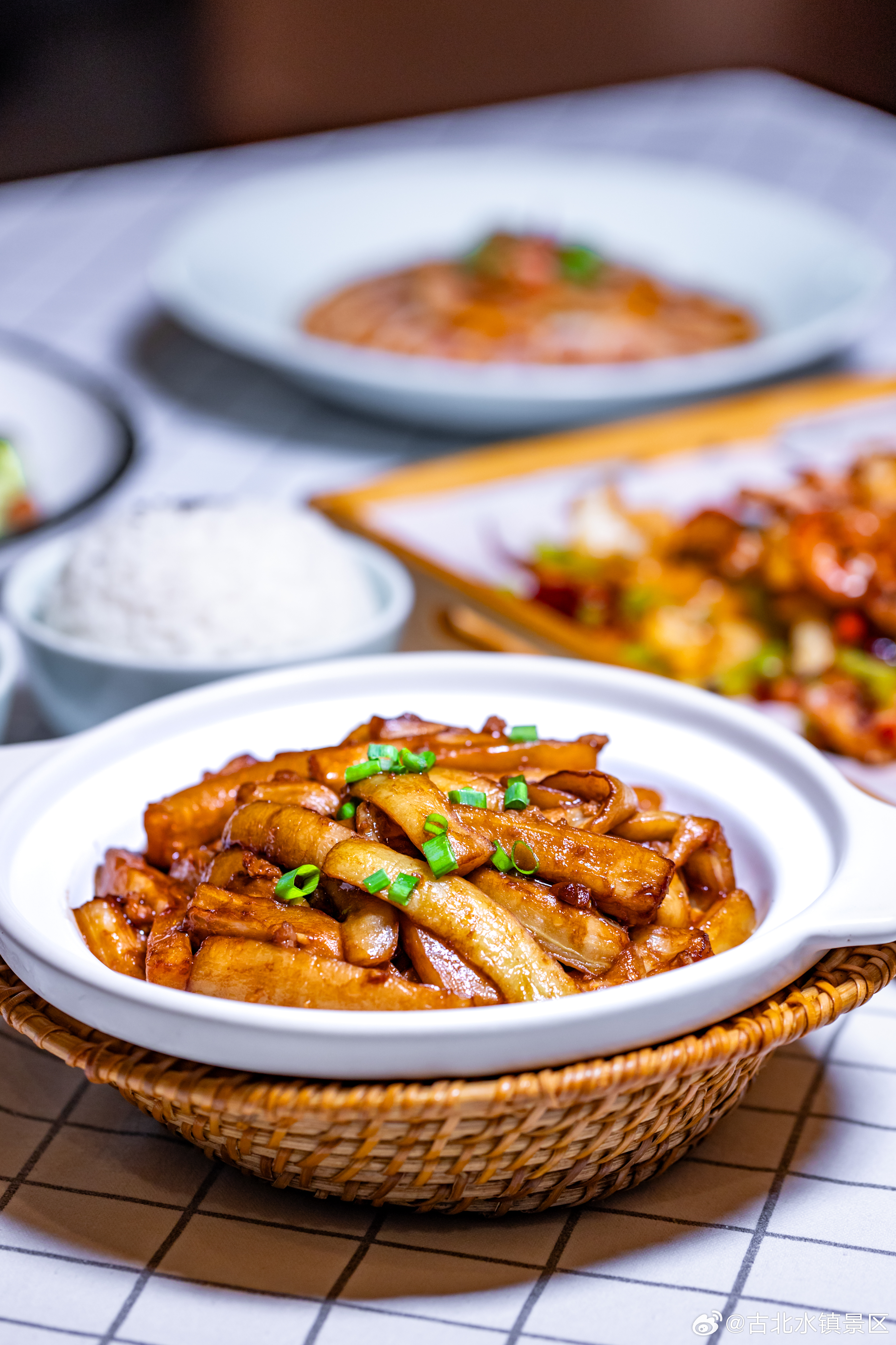 拧巴式消费说的不就是“我们”本人嘛几百块的美食说吃就吃，快递费1元都不行将“唯美