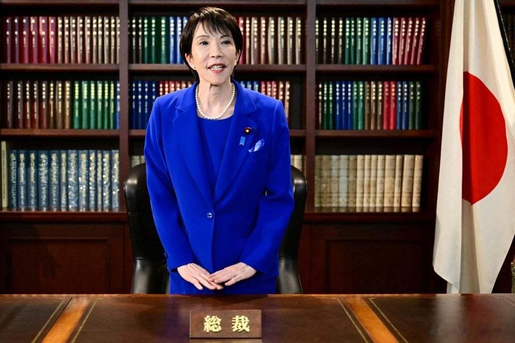 高市早苗入主自民党总裁办公室。日本网民好奇书架上的书籍有没有人看，甚至调侃说是装